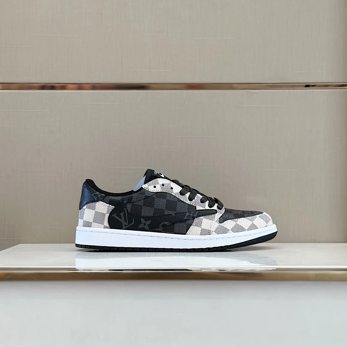 Men's shoes 💰p440 "*OUIS *UITTO* Nike" new original drawer box, co-branded low-top casual sneakers, this sneaker is completely made of denim canvas splicing leather, decorated with Louis Vuitton's iconic monogram and Damierl pattern with natural cowhide piping. The upper of this shoe combines LV’s most classic Monogram and Damier elements, giving it a sense of luxury and recognition! Size: 38-45